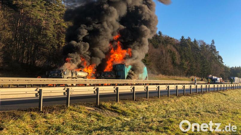 Mehrere Lastwagen stehen auf der Autobahn 3 in Flammen. Zuvor war ein Lastwagen in einen Konvoi mehrerer US-Militärfahrzeuge gefahren, der mit mehreren Tankfahrzeugen auf dem Seitenstreifen gestanden war. Bild: Markus Rath/Mittelbayerische/dpa