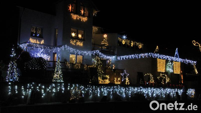 Mit viel Liebe zum Detail wurden dieses Haus und der Garten in weihnachtliche Stimmung versetzt. Bild: kro