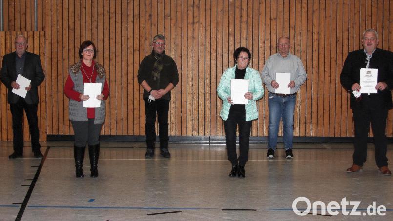 Ehrung langjähriger Gemeinderatsmitglieder: Im Bild (von links) Rainer Bleistein, Andrea Hecht, Bürgermeister Wolfgang Braun, Anna Koller, Anton April und Markus Troesch. Bild: wro