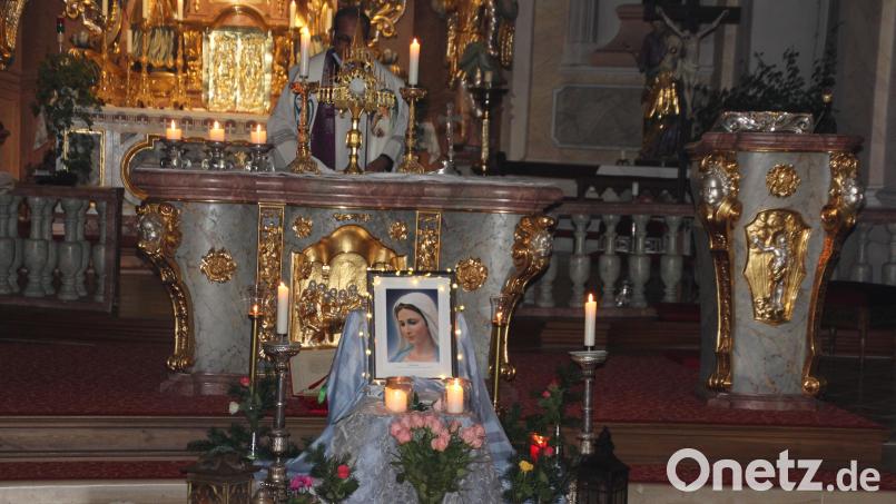 Pfarrer George Parankimalil setzte zu Beginn der Andacht in der Pfarrkirche St. Laurentius das Allerheiligste aus. Vorne war ein Bild der Muttergottes aufgestellt. Bild: kro
