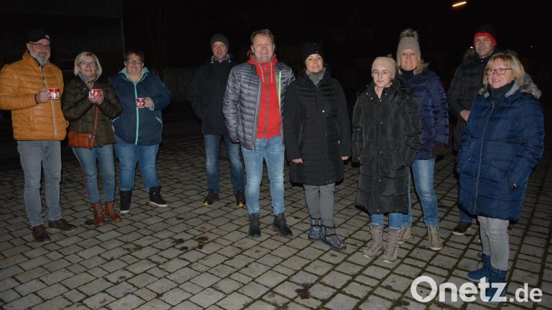 Einige Interessierte bestaunten schon am Montagabend in Neudorf die Adventsfenster der Familie Dagmar und Josef Günthner (Mitte). Bild: jr
