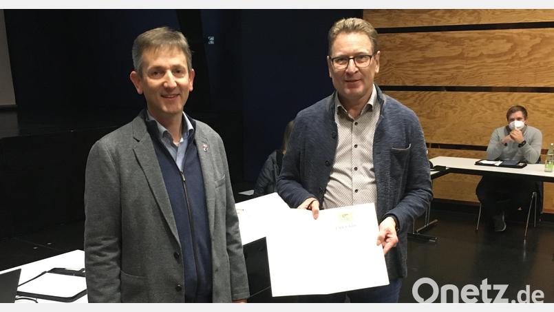 Bürgermeister Albert Geitner (links) überreicht an Horst Lihl de Verdienstanerkennungsurkunde für 25 Jahre im Mitgliedschaft im Ursensollener Gemeinderat. Bild: Sascha Rössler/exb