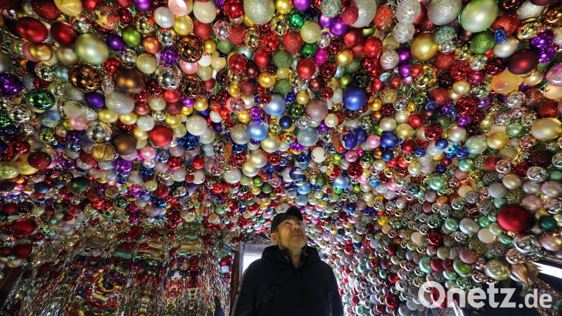 Ein Himmel voll glitzernder Christbaumkugeln – diesmal nicht in der Asphaltkapelle Etsdorf, sondern in Schmidmühlen, neben dem Rathaus. Bild: Wolfgang Steinbacher