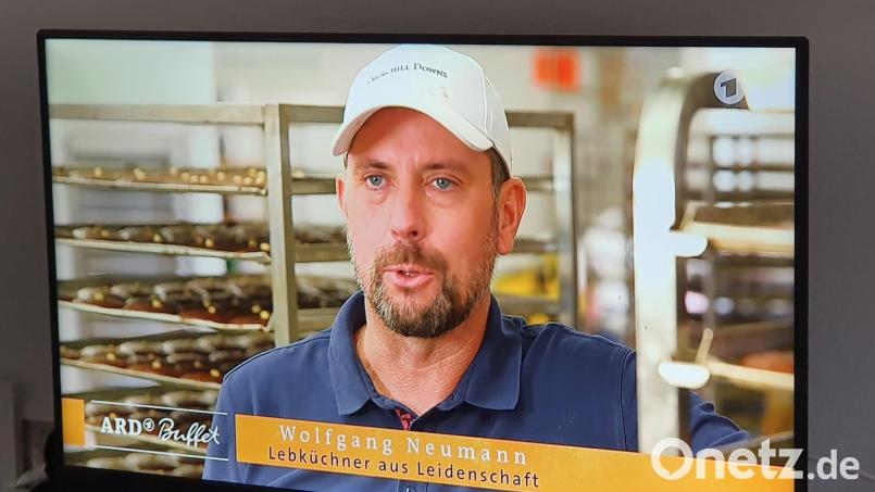 Wolfgang Neumann beim Interview im Fernsehbeitrag über die Lebkuchen aus Waldsassen. Bild: Josef Maier