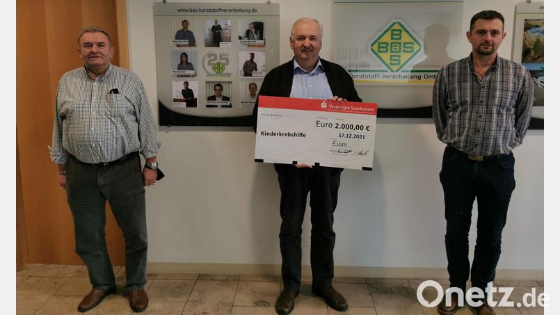 Die Geschäftsführer Ludwig (links) und Fabian Bauriedl (rechts) von der Eslarner Firma BAS überreichen an Herbert Putzer von der Kinderkrebshilfe insgesamt 2000 Euro und Fabian Bauriedl aus der Privatkasse zusätzlich 500 Euro. Bild: gz
