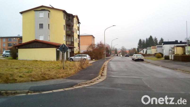 In der Ringstraße wird es im Umfeld des Senioren-Servicehauses keine dauerhafte Geschwindigkeitsbeschränkung auf 30 km/h geben. Die Polizei hält dies nicht für erforderlich, informierte Bürgermeisterin Margit Bayer. Bild: fpoz