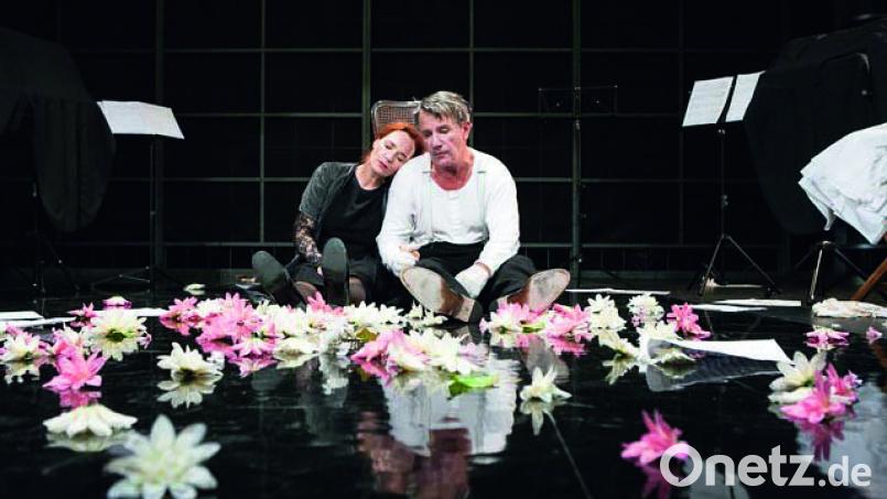 Susanne Bard und Jörg Schüttauf in der Produktion der Kammerspiele Magdeburg. Bild: Bo Lahola/exb