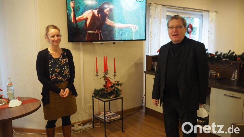 Die Bewohner im Caritas-Seniorenheim in Neustadt/WN können nun auch christliche Sender empfangen. Darüber freuen sich Leiterin Stefanie Schricker und Regionaldekan Manfred Strigl. Bild: krb