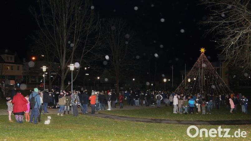 Am Stadtpark in Erbendorf haben sich am Sonntagabend rund 300 Personen zu einer Mahnwache versammelt. Bild: rw
