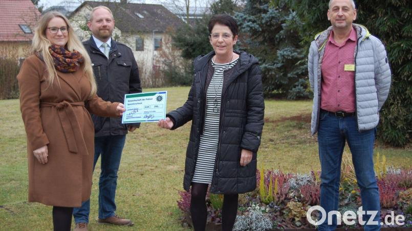250 Euro überreichten die Vertreter der Polizeigewerkschaft, Vorsitzender Jürgen Wenzlik (Zweiter von links) und Schriftführerin Saskia Lang (links), an Flika. Bild: Klinikum/Beer/exb