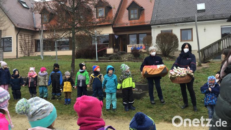 Nachbarschaft pflegen und Gutes tun - wenige Tage vor der Ankunft des Herrn spielte die Malteser-Ortsgruppe in der Kita Speinshart Christkindl. Bild: do