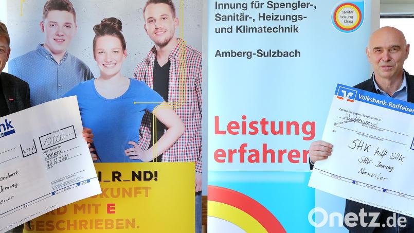 Zwei Handwerker mit Herz: Georg Wittmann, stellvertretender Obermeister der Innung für Elektro- und Informationstechnik (links), und Dietmar Lenk, Innungsobermeister für Spengler, Sanitär-, Heizung- und Klimatechnik, übergaben insgesamt 15 000 Euro für die von der Flutkatastrophe betroffenen Kollegen im Ahrtal. Bild: Wolfgang Steinbacher