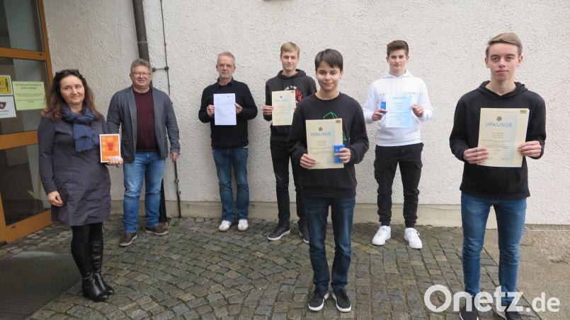 Katrin Schmidt, German Helgert und Ralf Bäuml (von links) gratulierten Lukas Nickl, Julian Müller (vorne von links), Jörg Kausler und Fabian Plannerer (hinten von links) zur ihrem Erfolg beim 24. Landeswettbewerb Mathematik. Bild: jzk