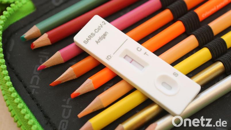 Ein Kit für einen Corona-Schnelltest liegt auf dem Federmäppchen eines Schülers. Auch geimpfte Schüler sollen sich ab Januar wieder in der Schule testen. Bild: Matthias Bein/dpa