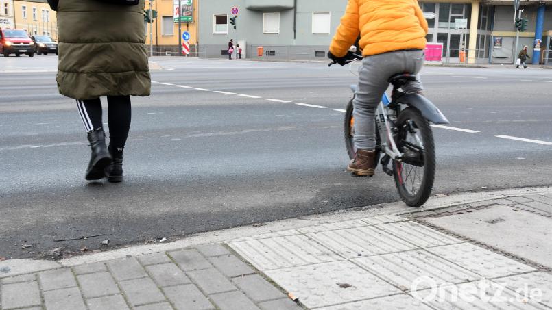 Die Gehwege am Adolf-Kolping-Platz sind bereits barrierefrei, unter anderem durch taktile Rillen und abgesenkte Bordsteine. Bild: Gabi Schönberger