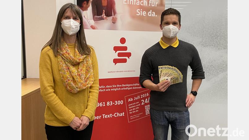 Sparkassen-Vermögensberaterin Christine Brückner (links) überreichte an Florian Weiss den Hauptgewinn von 10.000 Euro. Bild: Sparkasse Oberpfalz Nord/exb