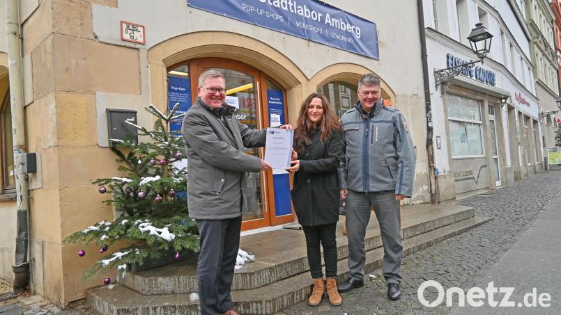Oberbürgermeister Michael Cerny (links) freut sich mit Altstadtkümmerin Verena Fitzgerald und Wirtschaftsförderer Karlheinz Brandelik über die Auszeichnung. Bild: Thomas Graml, Stadt Amberg/exb