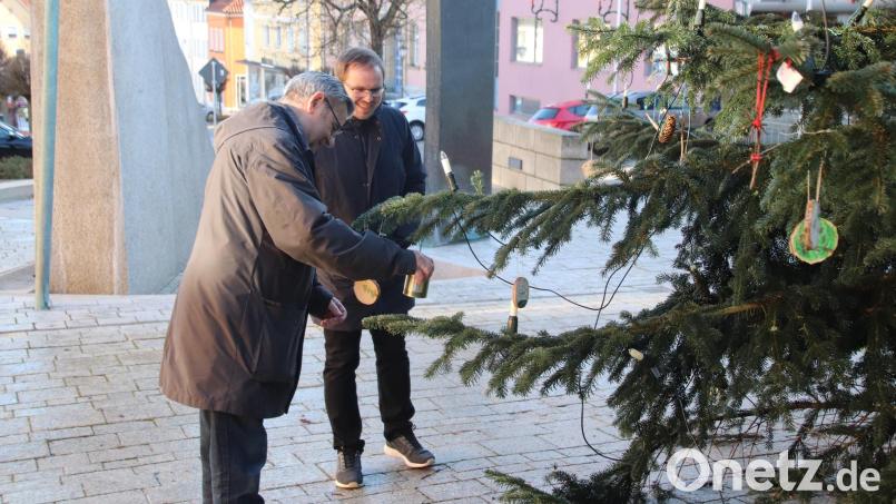Rathausengel Dieter Kies und Andreas Hermann vor den Schmuckstücken Bild: jma