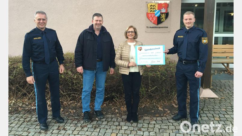 Die Spende überreichen Polizeioberrat Thomas Scherer (links) und Polizeimeisteranwärter Raphael Aschenbrenner (rechts) an die Vertreter der Selbsthilfegruppe krebskranker Kinder, Marco Kind und Petra Waldhauser. Bild: Alexander Abredat/exb