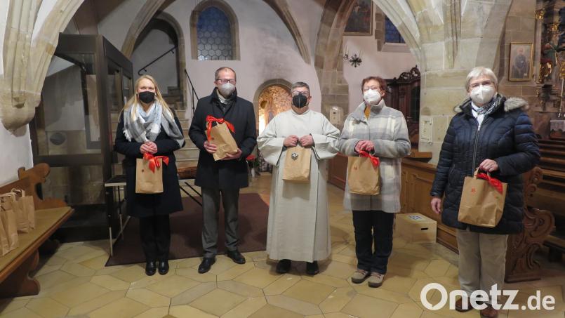 Quarteismanagerin Stefanie Baier, Bürgermeister Roman Schäffler, Gemeindereferent Jochen Gößl, Rita Ponnath und Agnes Emerig vomreuanebund (von links) verteilten die Weihnachtstüten an die Senioren. Bild: jzk