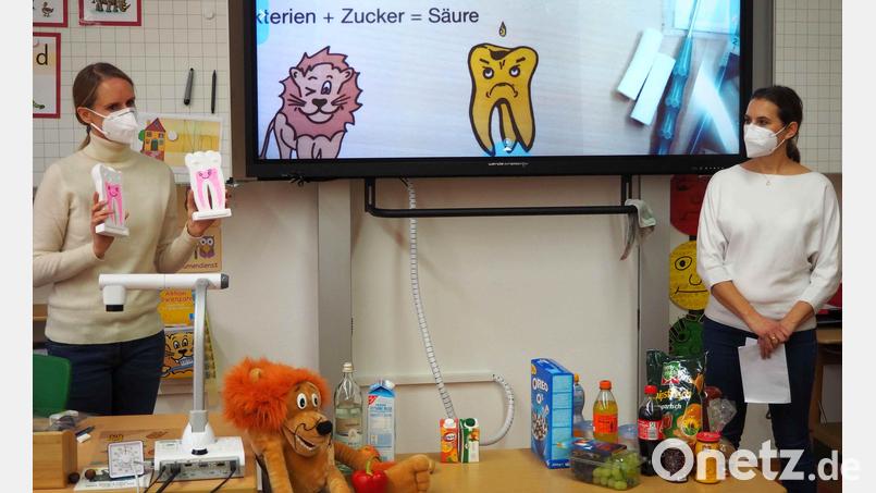 Die Zahnärztinnen Sandra von Knippenberg (links) und Daniela Schraml hatten eine ganze Menge Material im Gepäck. Bild: njn