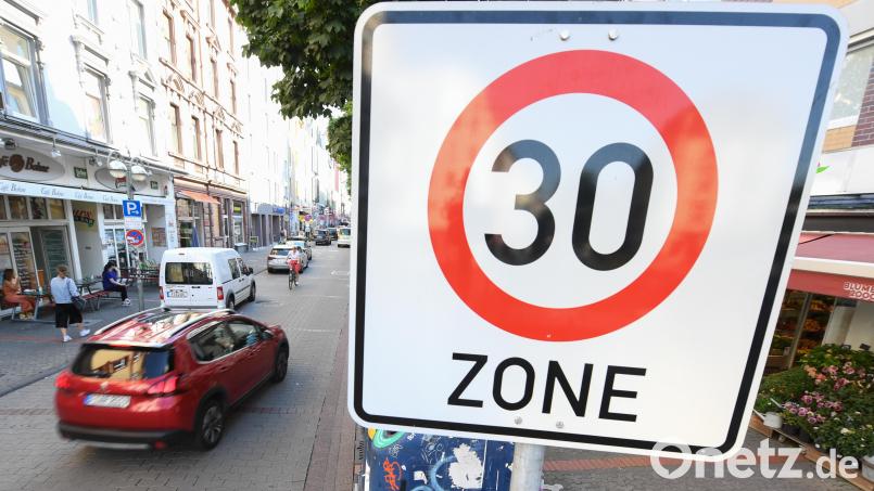 Ein Verkehrsschild weist auf eine Tempo 30-Zone hin. Symbolbild: Arne Dedert