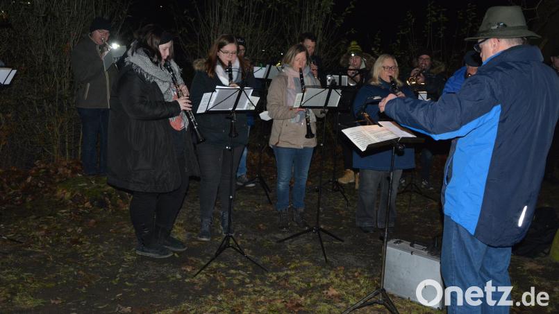 Die Stadtkapelle Waldsassen unter Leitung von Franz Bartl (rechts) begleitete den Gottesdienst an der Lourdesgrotte. Bild: jr