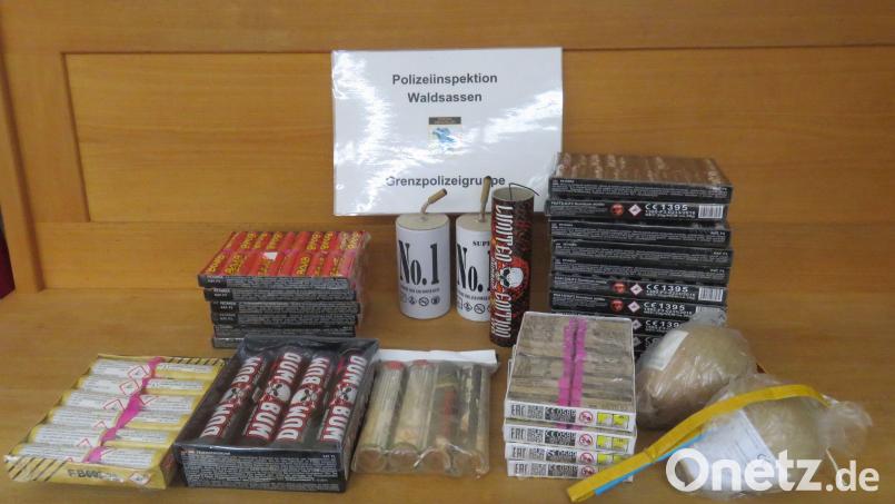 Diese Böller hatte ein Trio aus Thüringen auf einem Markt in Tschechien gekauft. Bild: Polizeiinspektion Waldsassen/exb