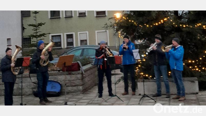 D`Hammerbachtaler Blous`n spielt vor dem Christbaum auf dem Dorfplatz in Lintach vorweihnachtliche Weisen.. Bild: jow