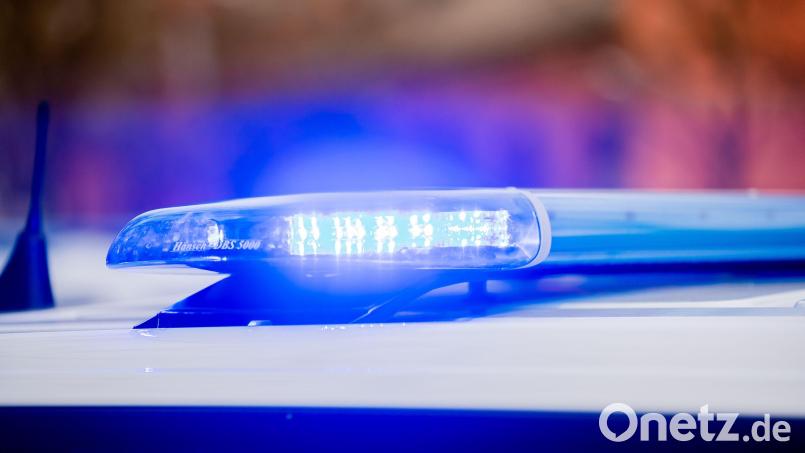 Zu einer Sachbeschädigung in der Bahnhofstraße in Amberg wünscht sich die Polizei auf Hinweise. Symbolbild: Christoph Soeder/dpa