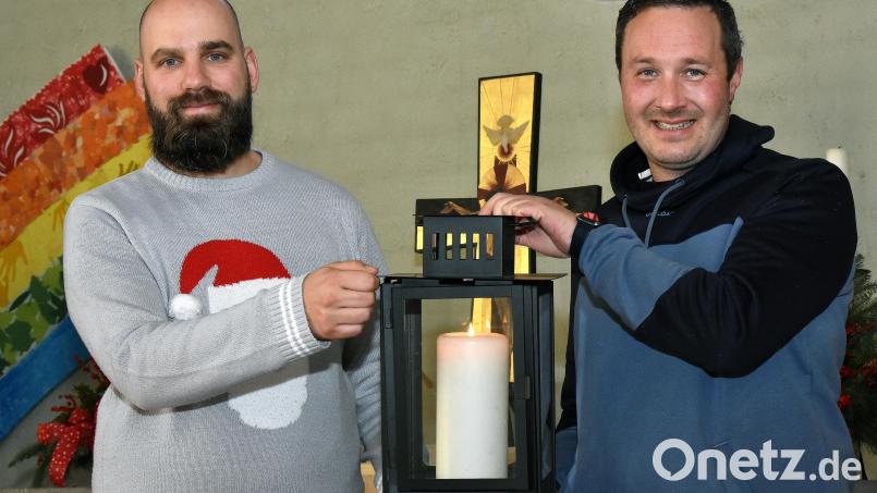 Pfarrer David Scherf (links) zieht am Donnerstag, 23. Dezember, zwischen 16 und 20 Uhr mit Musikern und dem Friedenslicht durch die Straßen am Bergsteig und im Dreifaltigkeitsviertel. Tobias Amann vom Kirchenvorstand fährt den Weihnachts-Bulldog. Bild: Stephan Huber