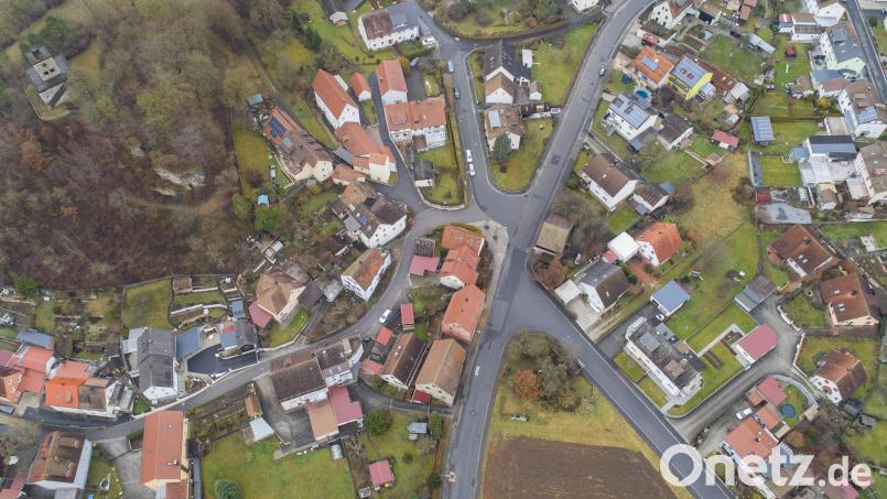 In der Nähe des Schlossberges treffen verschiedene Straßen zu einer unübersichtlichen Kreuzung zusammen: Aus östlicher Richtung trifft die Kettlerstraße auf die westlich heranführende Hugo-Geiger-Straße (im Bild der Straßenverlauf von unten nach oben). Von rechts (Norden) stößt die Oberschwaigstraße dazu, und von links führt die Hennebergstraße aus südlicher Richtung heran. Bild: Thilo Hierstetter
