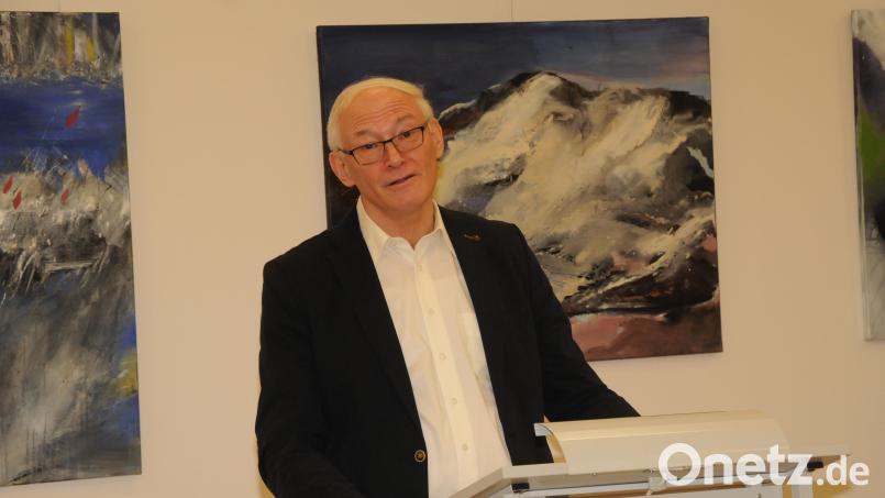 Verwaltungsrat Dieter Schobert geht nach über 46jähriger Tätigkeit im öffentlichen Dienst, davon über dreißig Jahre bei der Verwaltungsgemeinschaft Schirmitz, in den verdienten Ruhestand. Bild: bey