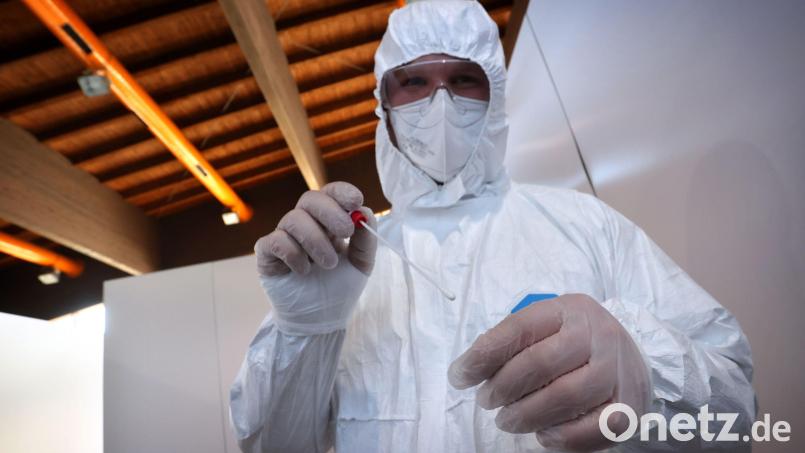 Ein medizinischer Angestellter nimmt einen Abstrich für einen Coronatest. Symbolbild: Karl-Josef Hildenbrand/dpa