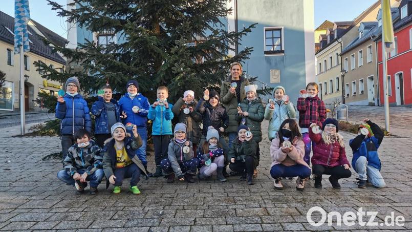 Auch die Schüler der 2. Klasse der MGS Eschenbach schmückten den Baum vor dem Rathaus. Bild: jma
