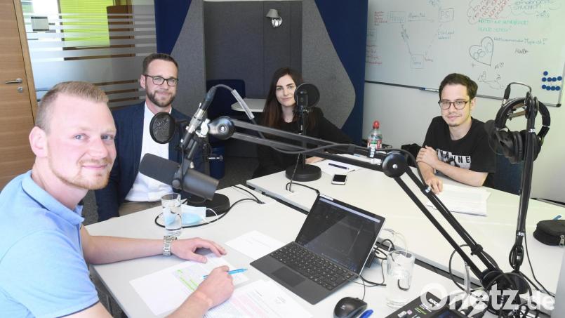 Vanessa Lutz (Dritte von links) diskutiert mit Kaplan Lucas Lobmeier (Zweiter von links) im Podcast-Studio von Oberpfalz-Medien, ob und wie die katholische Kirche überleben kann. Als Moderatoren sind Florian Bindl (rechts) und Tobias Gräf dabei. Bild: Gabi Schönberger