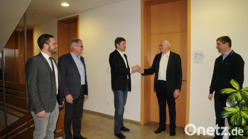 Dieter Schobert, der bisherige Geschäftsstellenleiter der VG Schirmitz (2. von rechts) übergibt seinem Nachfolger Sven Lederer (3. von links) seinen Zimmerschlüssel. VG-Vorsitzender Ernst Lenk, Bürgermeister Josef Hammer (von links) und Bürgermeister Markus Ziegler (rechts) beobachten die schlichte, aber vielsagende kleine Zeremonie. Bild: bey