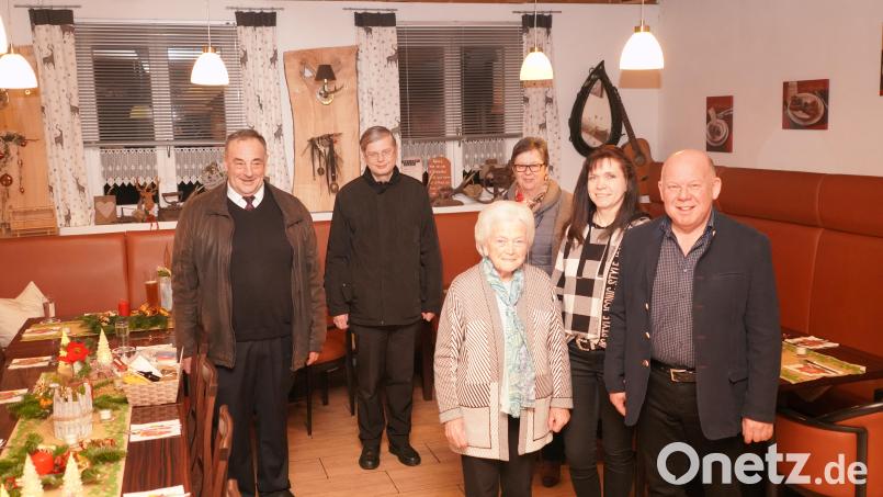 Anneliese Stubenrauch (Mitte) feiert mit Sohn Dieter Malzer (rechts) und dessen Ehefrau Christine (Zweite von rechts) 85. Geburtstag. Es gratulieren Bürgermeister Josef Beimler, Pfarrer Norbert Götz und für den Pfarrgemeinderat Ingrid Troidl. Bild: fvo