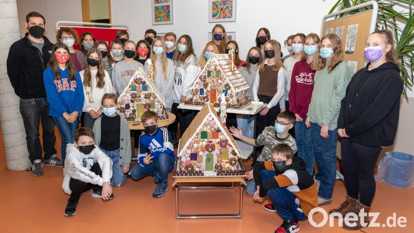 Die Schüler der 7. Jahrgangsstufe gestalteten Knusperhäuschen für das Kinderheim Haus Elisabeth in Windischeschenbach und das Seniorenheim St. Martin in Neustadt/WN. Bild: Tobias Neubert/exb
