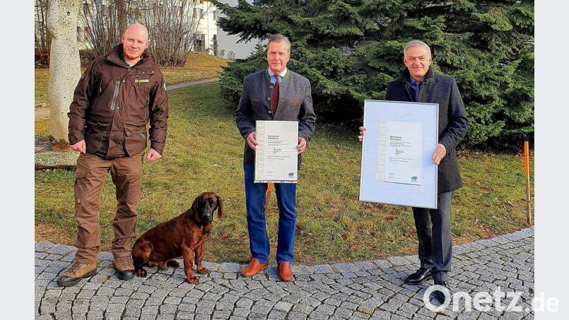Auf das Siegel „Qualitätsnaturpark“ ist man im Naturpark Steinwald stolz. Landrat Roland Grillmeier (rechts) überreichte im Auftrag des Verbandes Deutscher Naturparke das begehrte Zertifikat an den Vorsitzenden des Naturparks Steinwald, Eberhard Freiherr von Gemmingen-Hornberg (Mitte), und Ranger Jonas Ständer (links). Bild: bsc