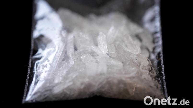 Immer wieder wird Crystal Meth über die Grenze geschmuggelt. Auch ein Bamberger dachte, dass er 9,1 Gramm dieser Droge im Gepäck hat, aber man drehte ihm das minderwertige Lev-Methamphetamin an. Symbolbild: David Ebener/dpa