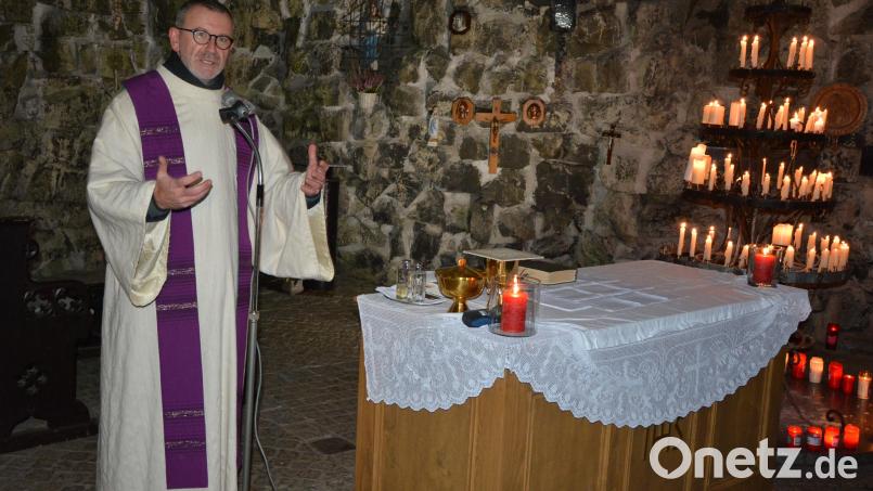 Stadtpfarrer Dr. Thomas Vogl beim adventlichen Gottesdienst an der Lourdesgrotte. Etwas Wärme und Lockerheit brachte er mit dem Hüpfen der Gläubigen ein, das er gerade in dieser Zeit sehr wichtig nannte. Bild: jr