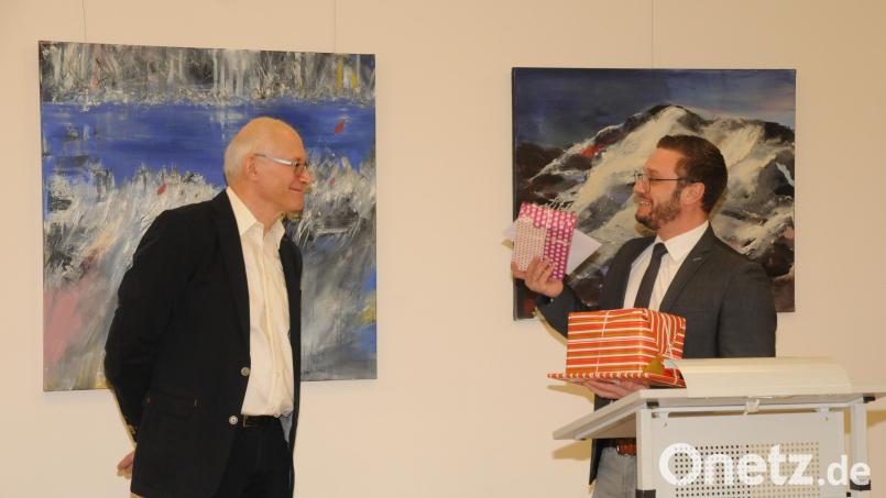 VG-Vorsitzender Ernst Lenk (rechts) übergibt dem langjährigen Geschäftsstellenleiter Dieter Schobert anlässlich seines Eintrittes in den Ruhestand vielsagende Abschiedsgeschenke. Bild: bey