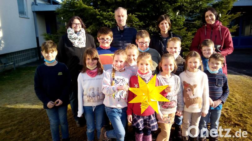 Im Bild eine Abordnung der Schulkinder mit (hinten, von links) Anja Clement und Markus Rupp von „Sonnenblicke“ sowie Carolin Kellner, zuständig für die Jugendsozialarbeit, und Schulleiterin Johanna Reger. Bild: fpoz