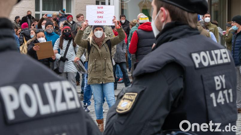 Eine Frau hält Polizisten ein Schild mit der Aufschrift «Wir sind das Volk» entgegen. Symbolbild: Stefan Puchner/dpa