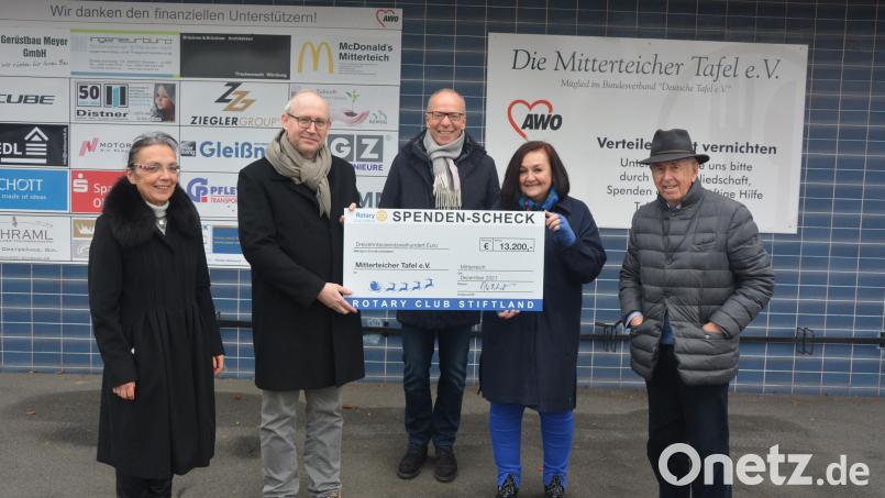 Bei der Scheckübergabe mit dabei waren (von links) Schatzmeisterin Gabi Neumüller-Wölfl, Rotarier-Präsident Thomas Pfletscher, Wolfgang Gropengießer, Tafel-Vorsitzende Nicole Fürst und Klaus Kupke. Die gespendeten 13.200 Euro sind der bislang größte Betrag, mit der die Tafel unterstützt wird. Bild: jr