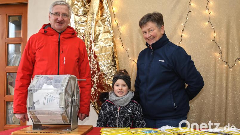Fleißig war Glücksfee Julia bei der Ziehung der rund 90 Preise. Mit auf dem Foto (von links) Bürgermeister Johannes Reger und die Organisatorin der Adventsamstage, Sigrid Heindl. Bild: njn