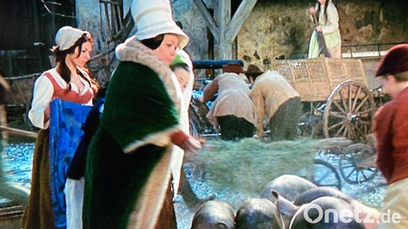 Nie und nimmer hätte Grit Jäger (im Hintergrund mit den langen Haaren) gedacht, dass diese Szene noch nach fast 50 Jahren jede Weihnachten im Fernsehen läuft. Die gebürtige Sächsin war als Statistin bei den Dreharbeiten dabei. Bild: DEFA, mit Genehmigung der Icestorm Entertainment GmbH