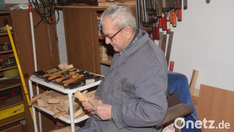 Xaver Mark schnitzt einen Trompetenspieler. Bild: fz