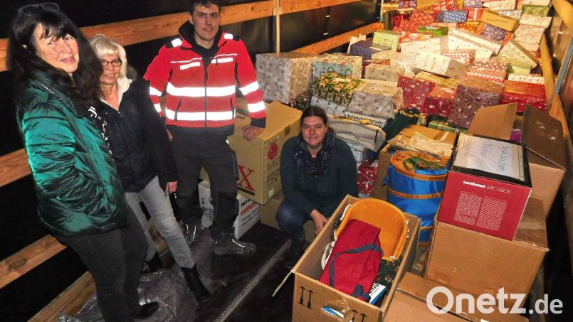 300 eigens ergänzte und verpackte Päckchen konnte Alexander Krauß (Dritter von links) aus den Händen der Falken Claudia Fischer, Sandra Redel und Karin Gillich (von links) entgegennehmen. Bild: hai